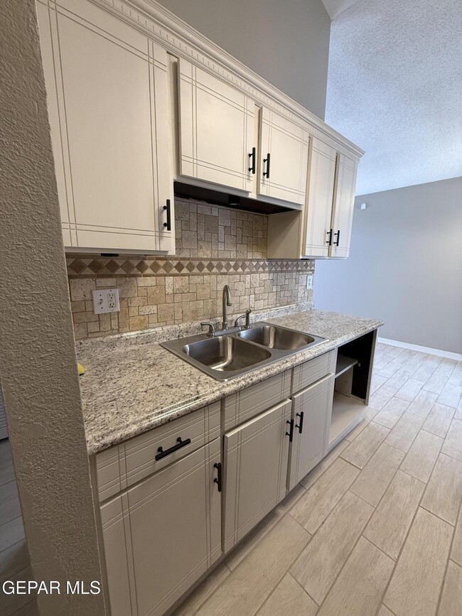 Building Photo - 9128 Bur Oak Cir