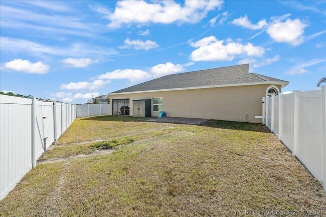 Building Photo - 340 Palm Breezes Dr