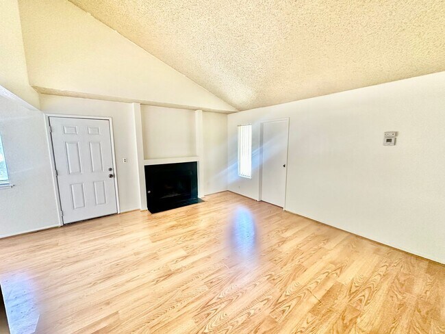 Building Photo - 1190 S Winery Ave