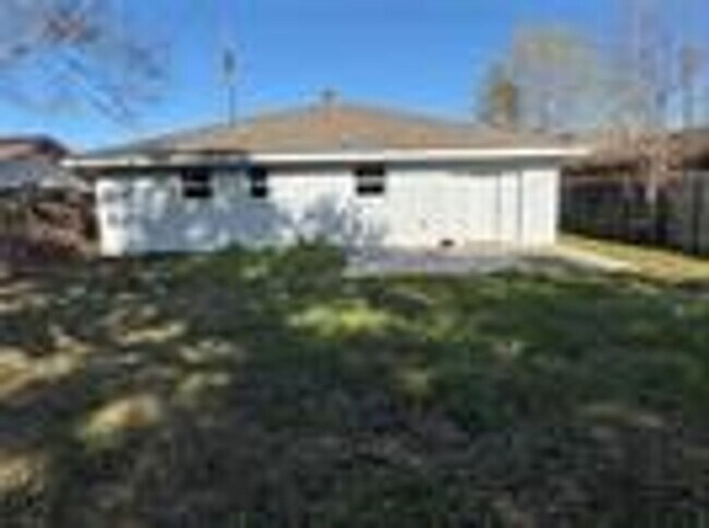 Building Photo - 3 Bedroom, 1.5 Bath Home