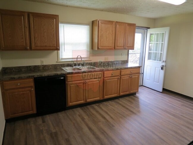 Building Photo - 186 College St