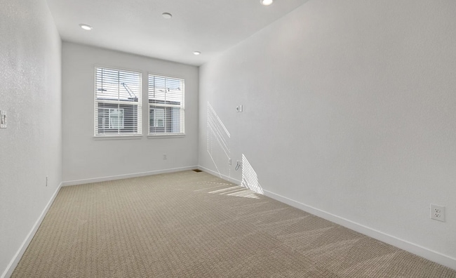 Building Photo - 2 Bedroom Townhome w/ Garage!