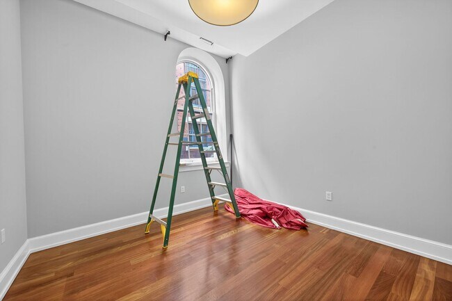 Building Photo - Available Now! High End 2 Bed 2 Bath in Lu...