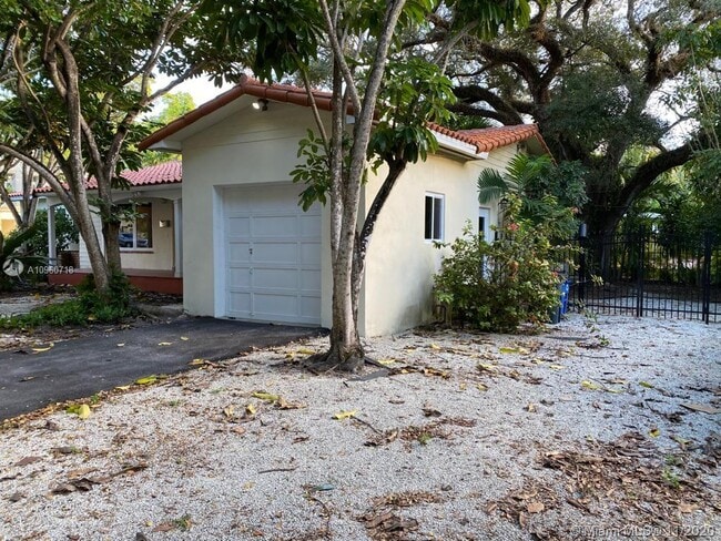 Building Photo - 800 Andalusia Ave