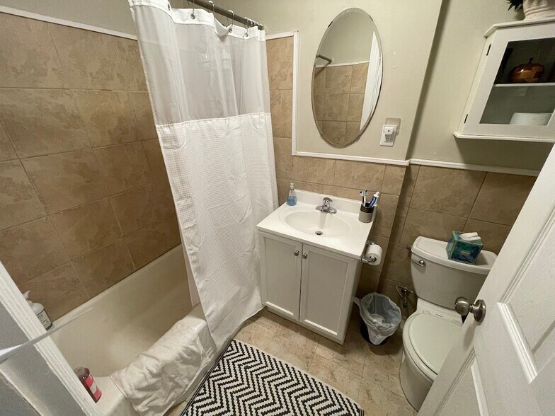 Building Photo - 1485 Beacon St