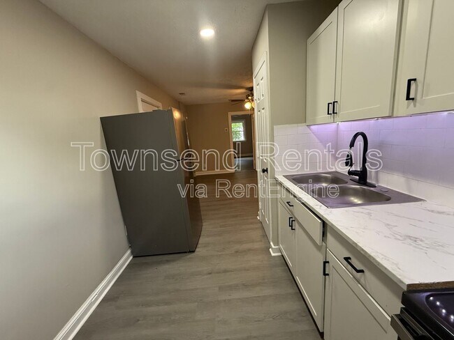 Building Photo - 807 Branson St