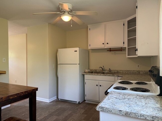 Building Photo - Cute 3 Bedroom, 2 Bath Home Near Asheville Mall