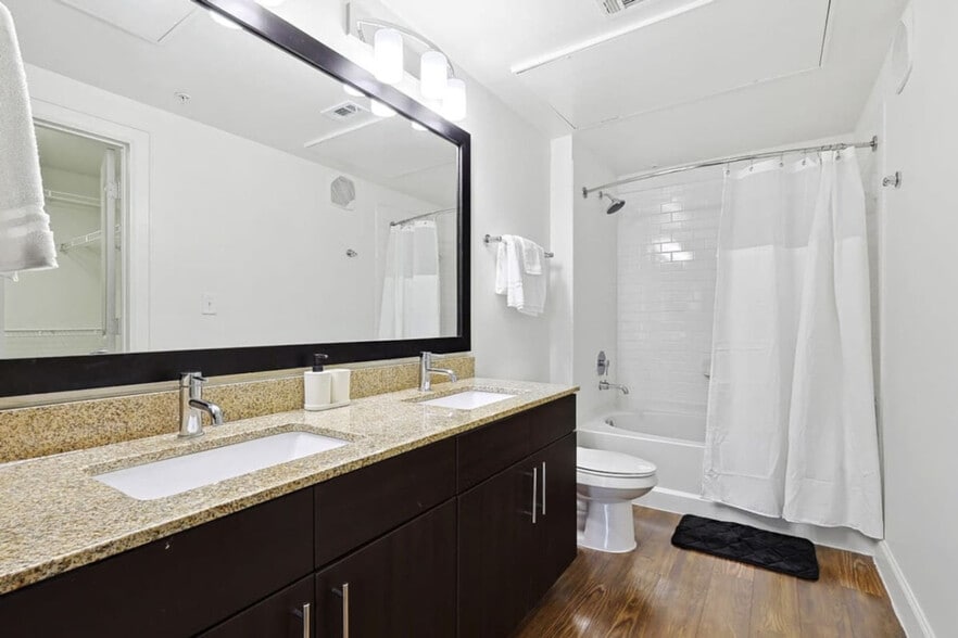 Building Photo - 5752 Town and Country Blvd