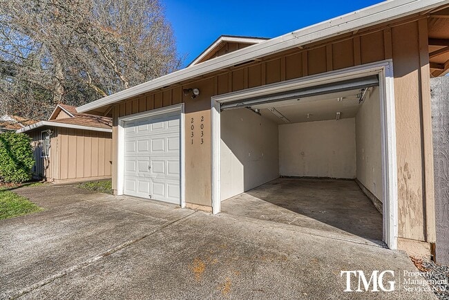 Building Photo - Tucked away 2 Bed 1 Bath Duplex in Hillsboro
