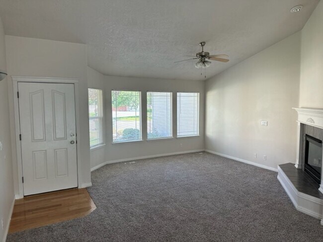 Building Photo - 943 Mount Hood Pl N