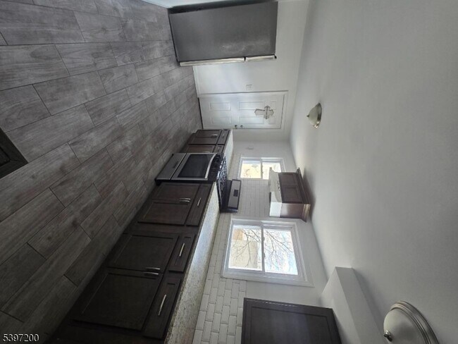 Building Photo - 115 Pine St