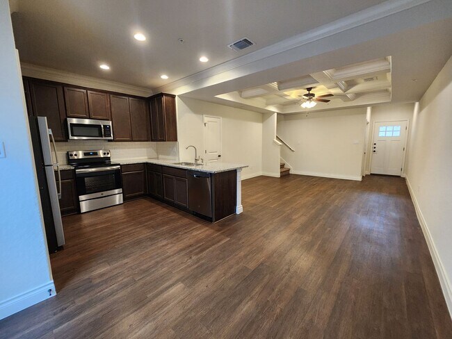 Building Photo - 1 MONTH FREE RENT/ 3/2.5/1.5 Fourplex Clos...