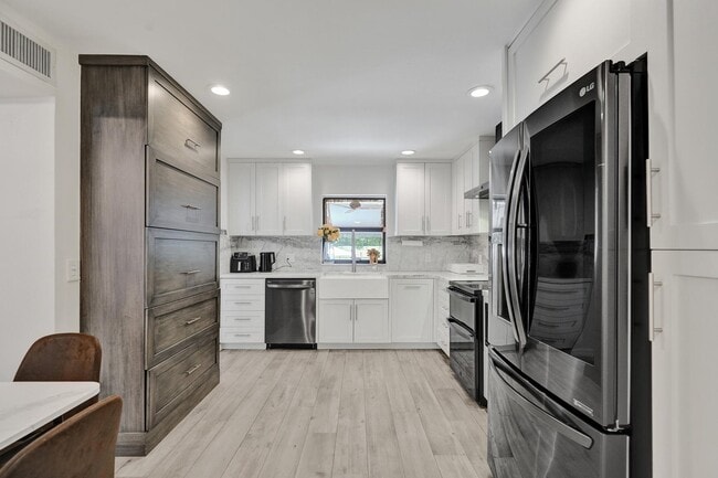 Building Photo - Southeast 1st Street, Fort Lauderdale, FL 33301 - 3 BR 2 BA single-family home
