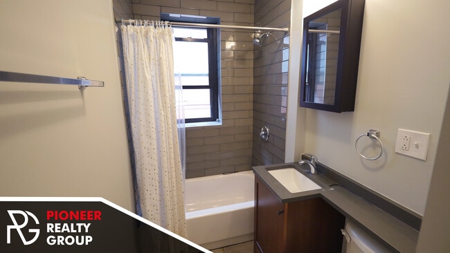 Building Photo - 3941 N Janssen Ave