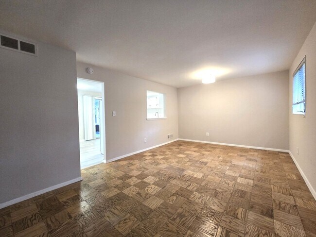 Building Photo - Updated 3BR, 2BA with Screened in Porch in Close in Rockville/Kensington!!
