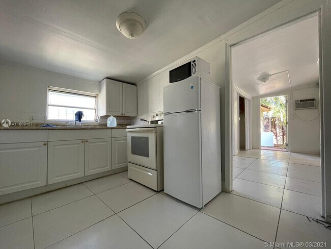 Building Photo - 633 NW 15th Ave