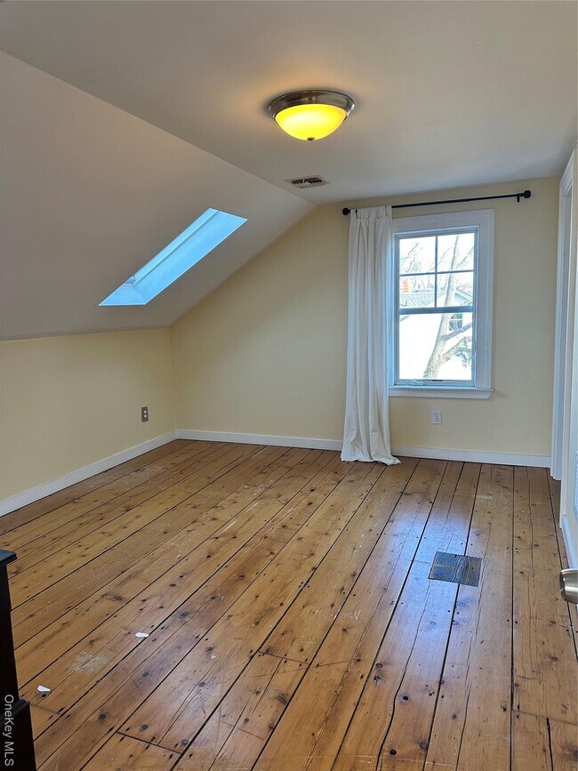 Building Photo - 744 Main St