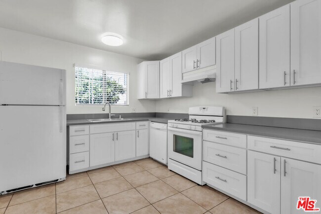 Building Photo - 419 N Van Ness Ave