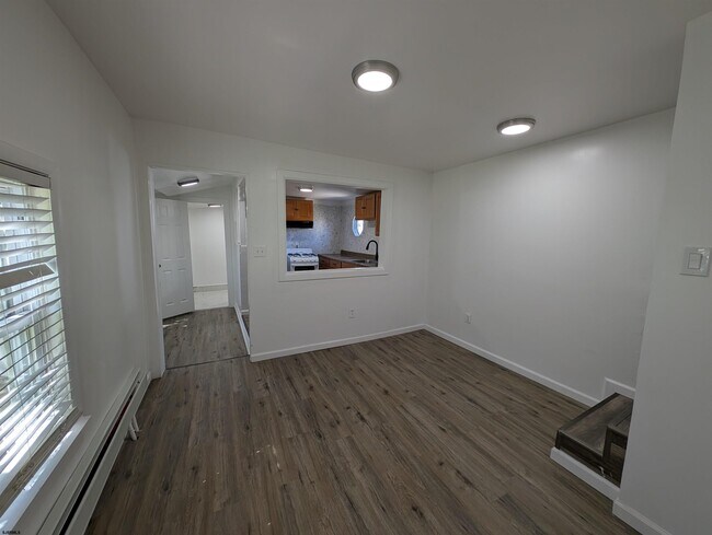 Building Photo - 114 N Texas Ave
