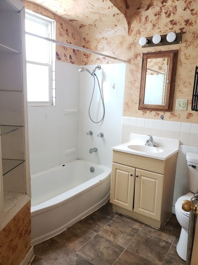 Building Photo - 5 bed 2 bath Single Family Home in Wausau