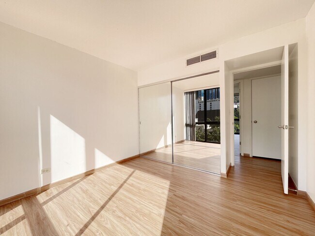 Building Photo - Downtown Living at Royal Queen Emma! 2 PAR...