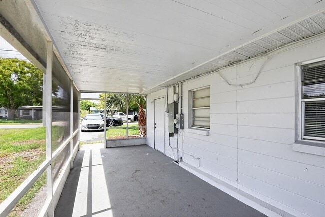 Building Photo - 2425 Anastasia Dr