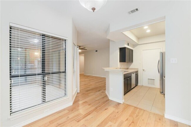 Building Photo - 4711 Spicewood Springs Rd