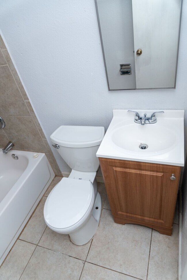 Building Photo - Top-Right Remodeled 2BR/1BA 4-Plex Unit + In-Unit W/D — $0 January Rent (Rent Due 2/1/26)