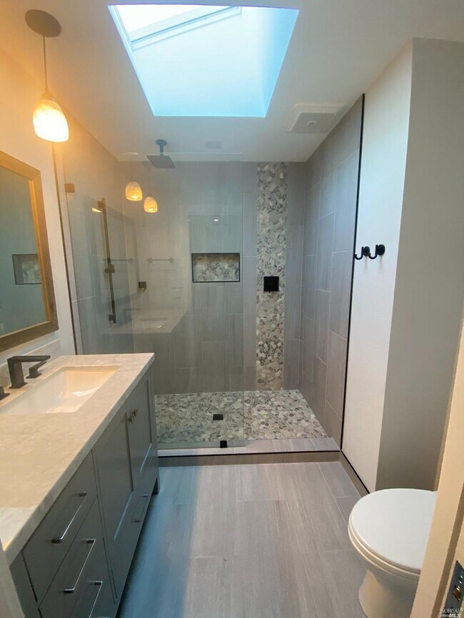 Building Photo - 1570 Parkwood St