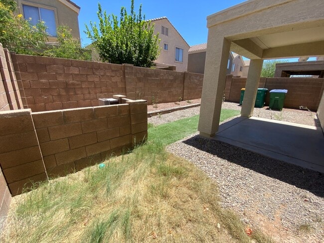 Building Photo - 4 Bedroom, 3 bath, two story with loft in ...