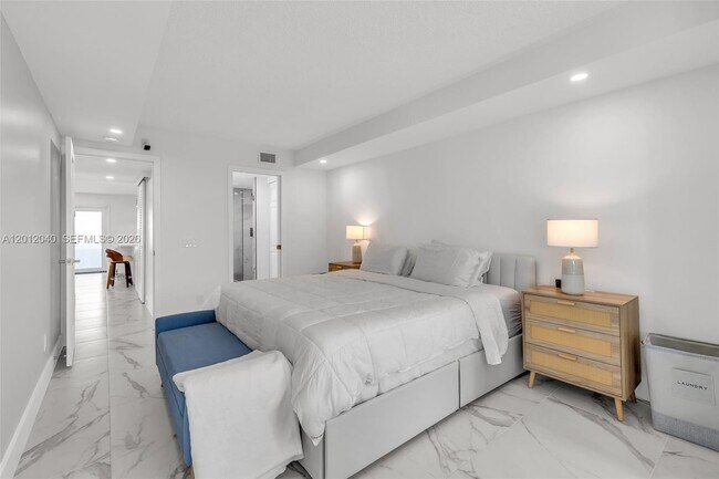 Building Photo - 3042 Harwood D