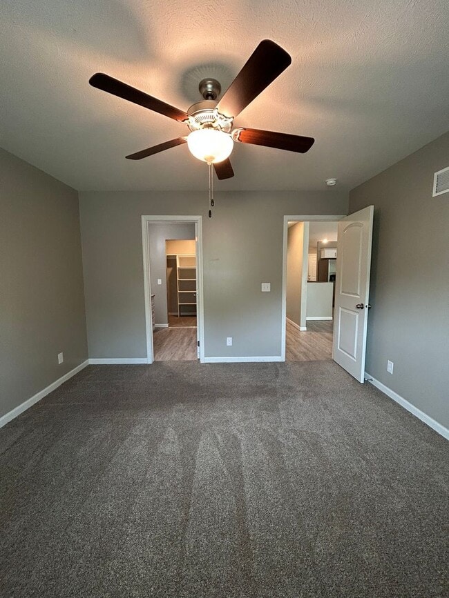 Building Photo - Spacious 4 Bedroom Duplex Near Village Pointe