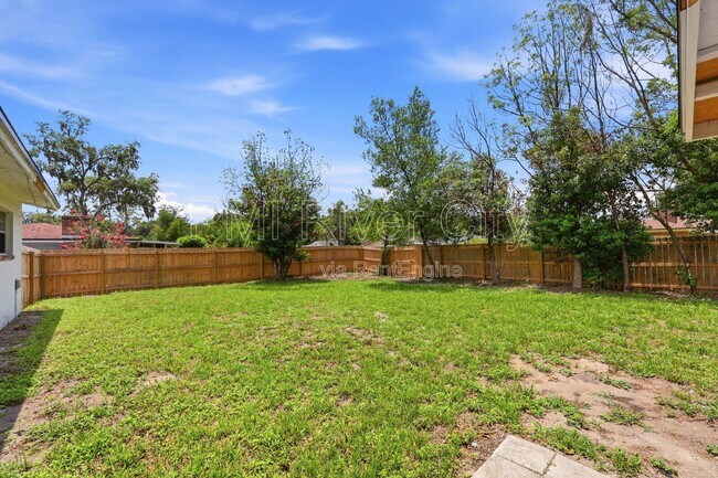 Building Photo - 2860 Cedarcrest Dr