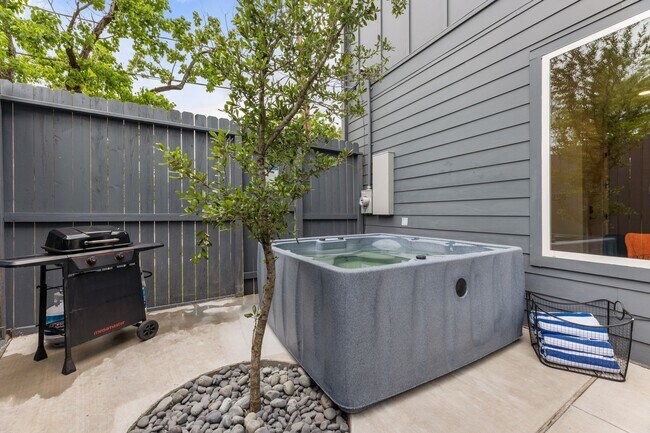 Building Photo - 515 Altic St