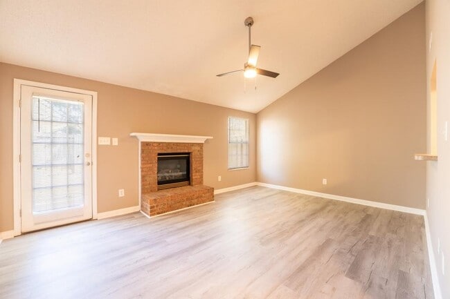 Building Photo - 334 Hawthorne Oaks Way