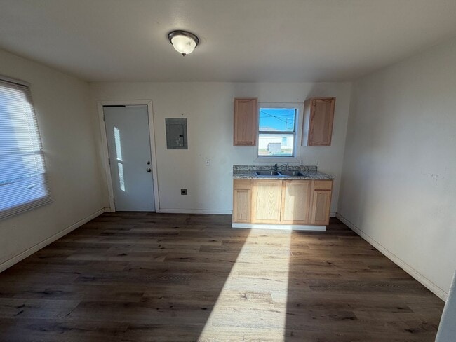 Building Photo - Remodeled 1/1