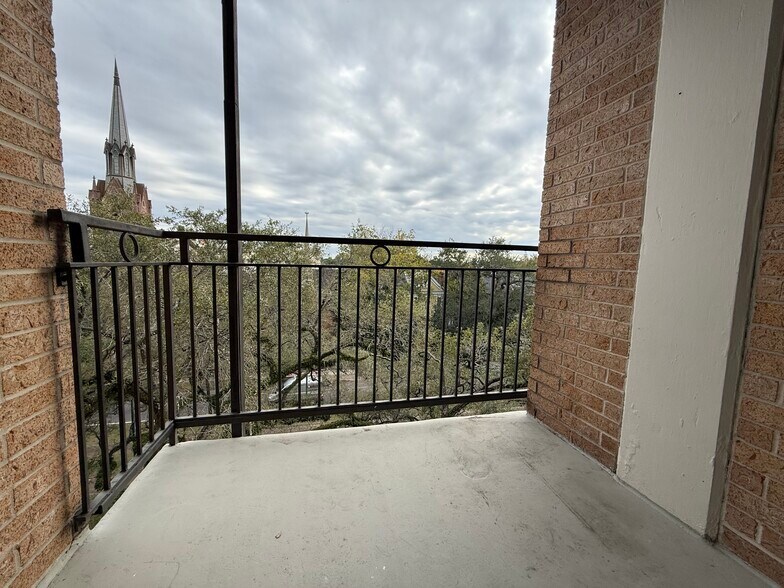 Building Photo - 3915 Saint Charles Ave