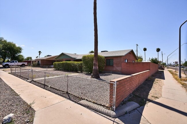 Building Photo - Eastside (Broadway and Wilmot) 3 bedroom, ...
