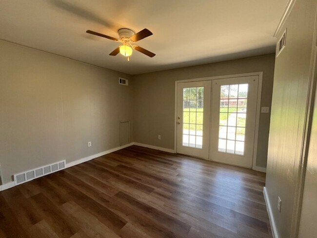 Building Photo - Renovated 3 Bedroom 1.5 Bath Home for Rent!