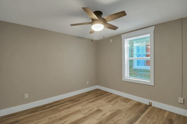 Building Photo - 3 BED | 2 BATH | REAR OFF-STREET PARKING |...