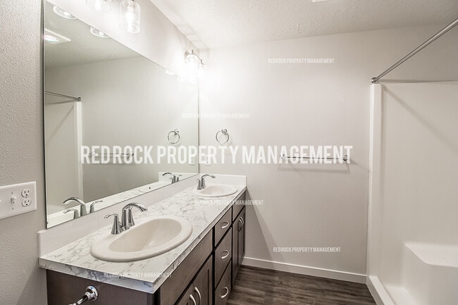 Building Photo - 303 Woodlawn Ln