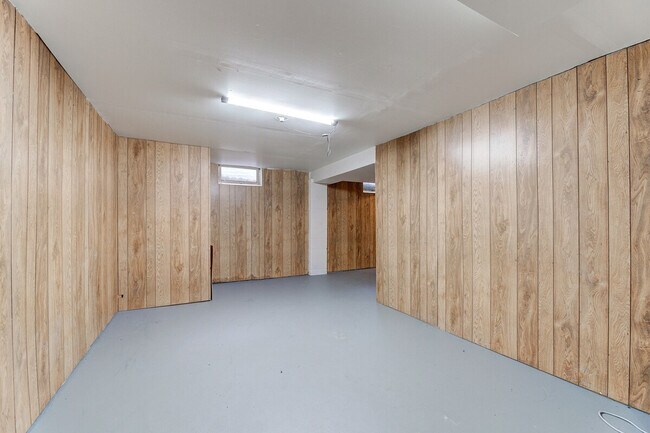 Building Photo - 2421 Saratoga Rd