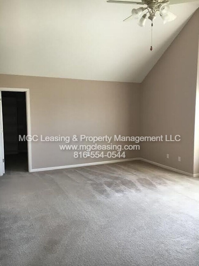 Building Photo - Stop scrolling—your dream home in Lee’s Summit is officially here!