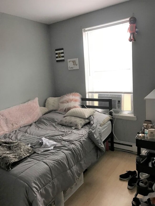 Building Photo - Three Bedroom and One bathroom apartment