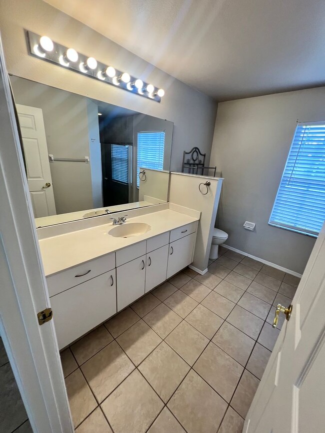 Building Photo - COZY 3 BEDROOM, 2 BATH HOME WITH TILE & LAMINATE THROUGHOUT, PRIVATE SCREENED PATIO