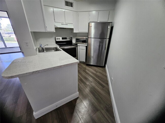 Building Photo - 216 Lake Pointe Dr