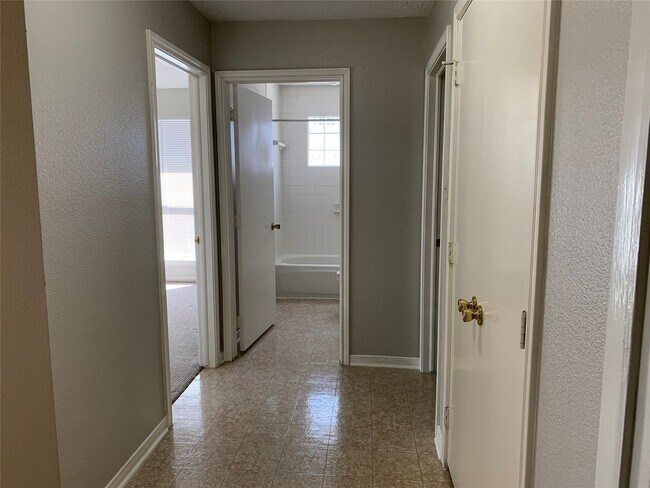 Building Photo - 585 Warsaw Dr