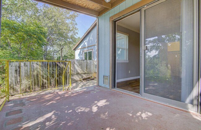 Building Photo - 1807 Briar Hill Dr
