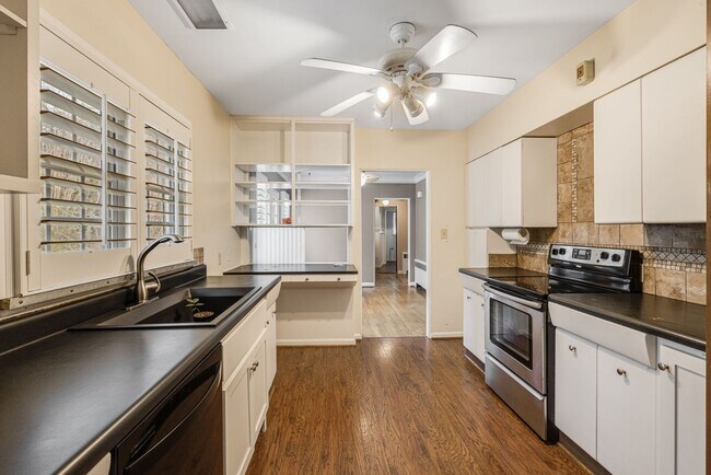 Building Photo - Bright & Inviting 2-Bedroom Home with Fenced-In Yard, Garage & Lawn Care Included