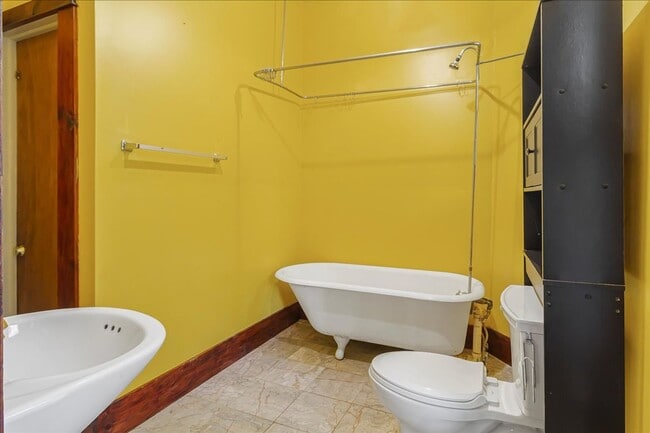 Building Photo - 411 N College St